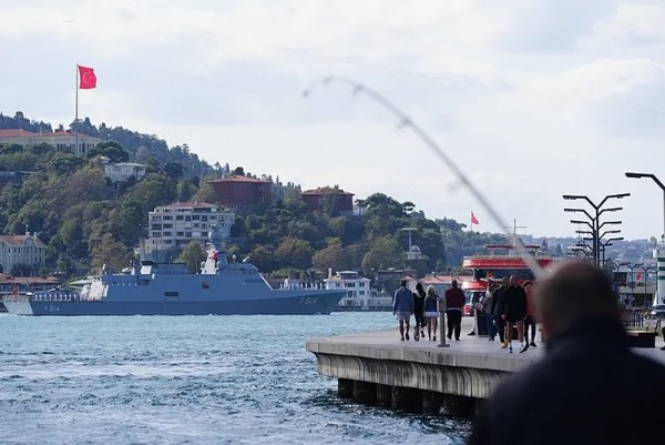 Donanmada gövde gösterisi! Saat 09:40'da peş peşe boğazdan geçtiler